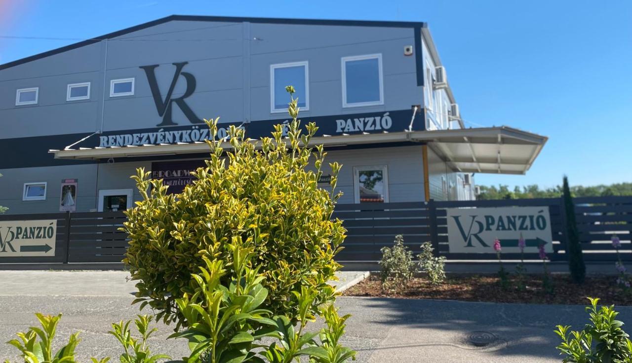 مبيت وإفطار Vecsesi Rendezvenykoezpont Es Panzio المظهر الخارجي الصورة