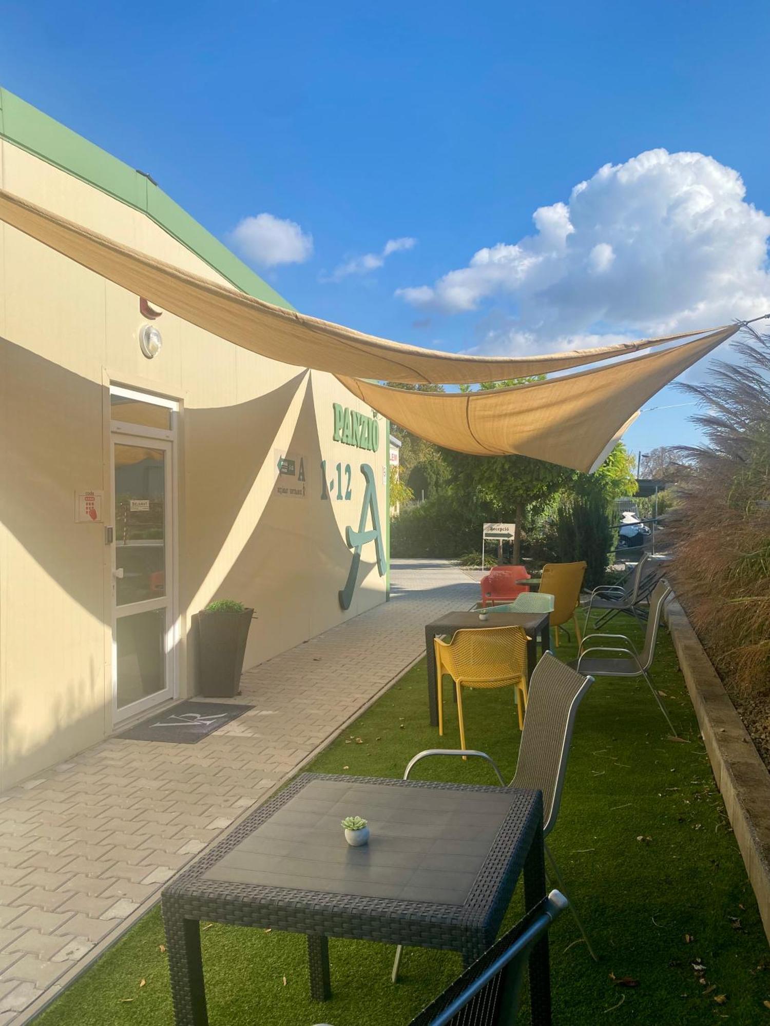 مبيت وإفطار Vecsesi Rendezvenykoezpont Es Panzio المظهر الخارجي الصورة