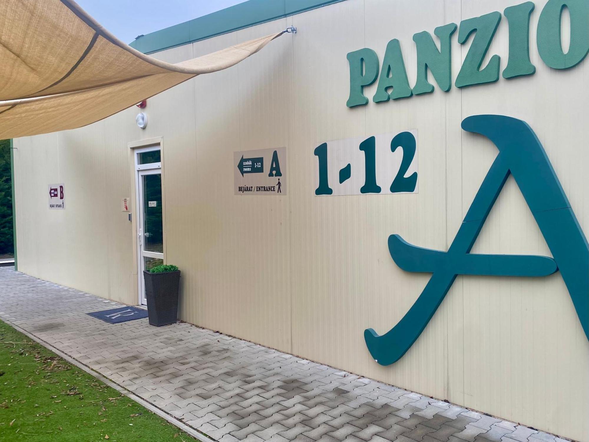 مبيت وإفطار Vecsesi Rendezvenykoezpont Es Panzio المظهر الخارجي الصورة